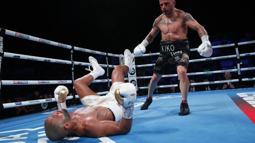Kiko Martínez, tras noquear a Kid Galahad en Sheffield