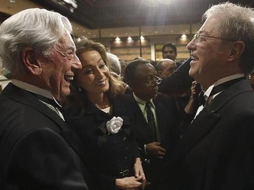 Félix de Azúa con su amigo Vargas Llosa e Isabel Preysler el día de su ingreso en la RAE.