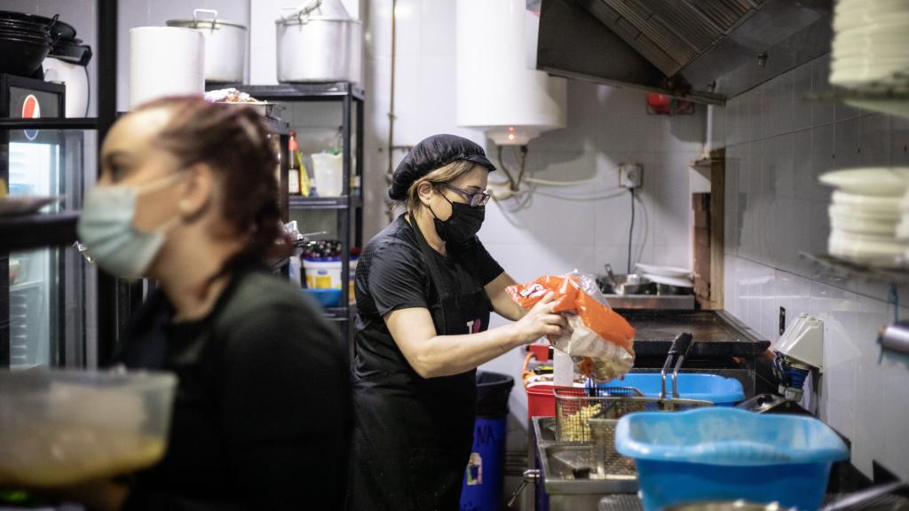 La cocinera Eusebia, de 53 años, cocinando durante su jornada laboral.