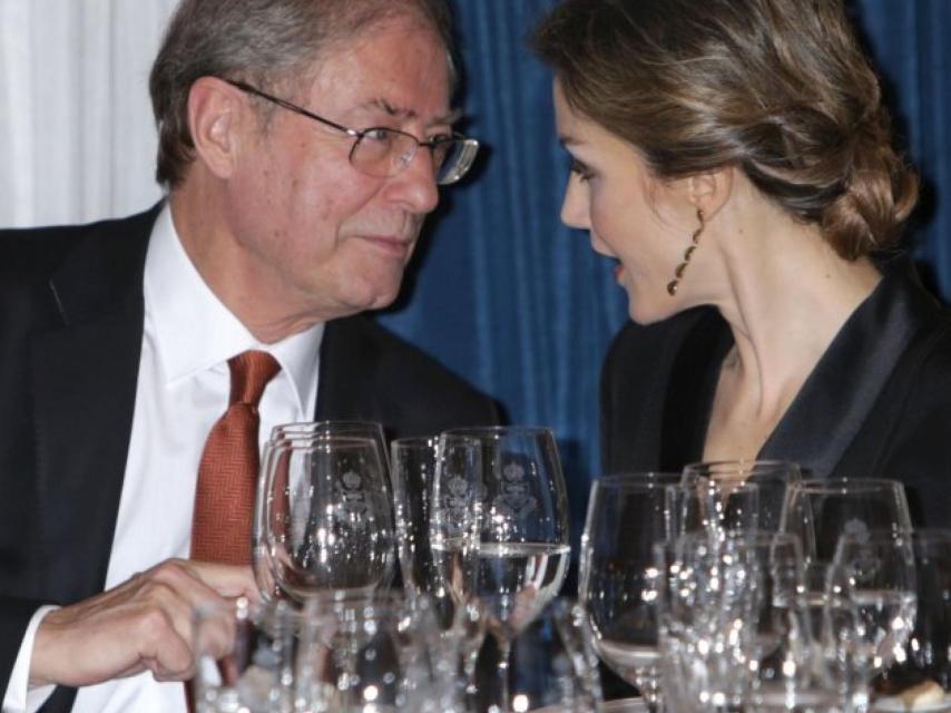 Félix de Azúa charlando con la reina Letizia.