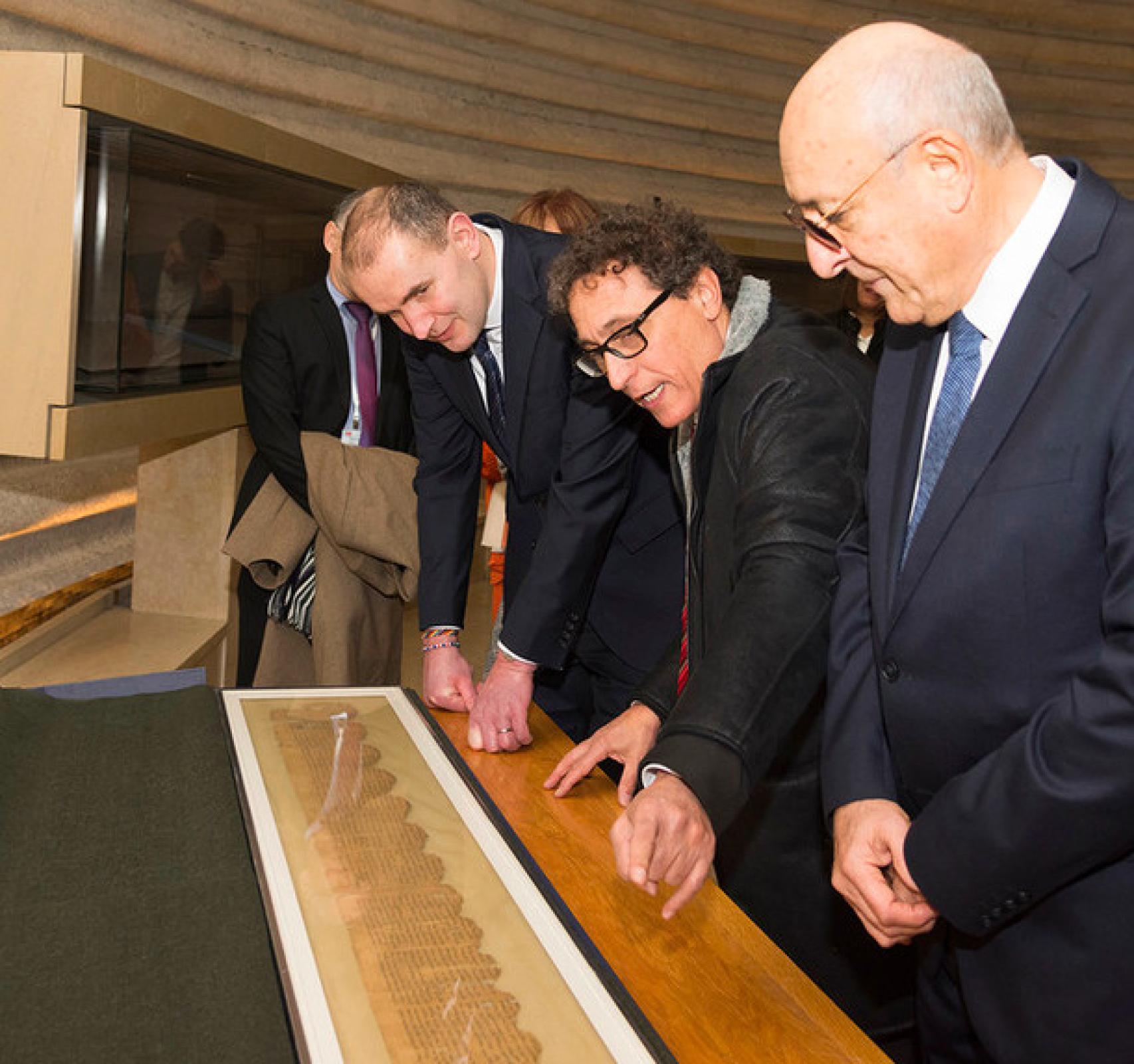 Adolfo Roitman mostrando el 'Pesher Habacuc'.