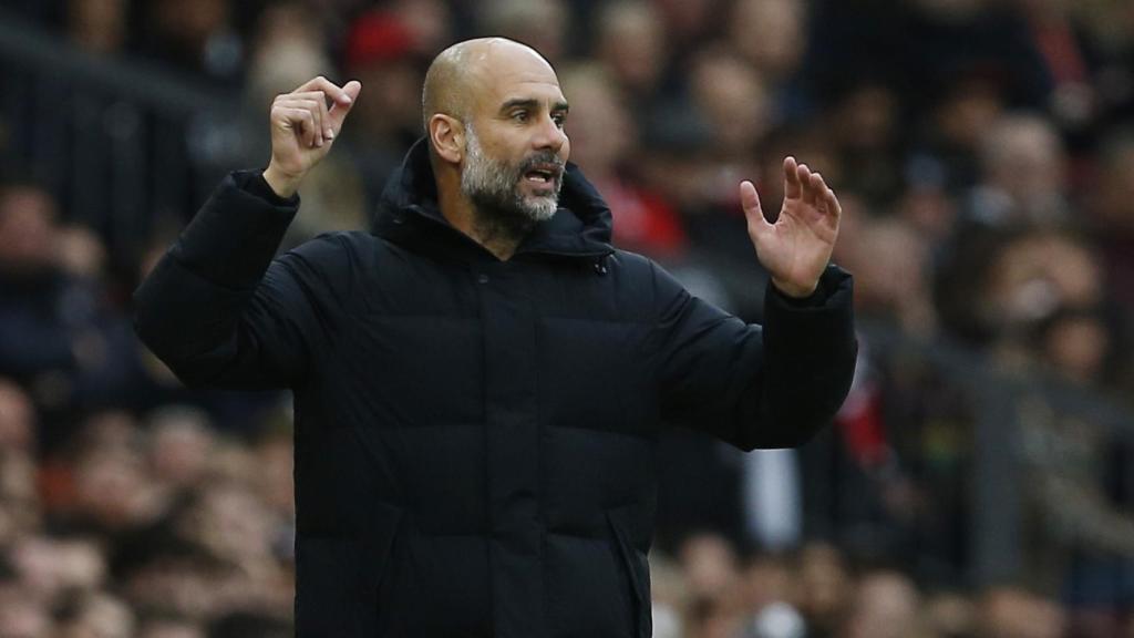 Pep Guardiola se lamenta en el banquillo durante un partido