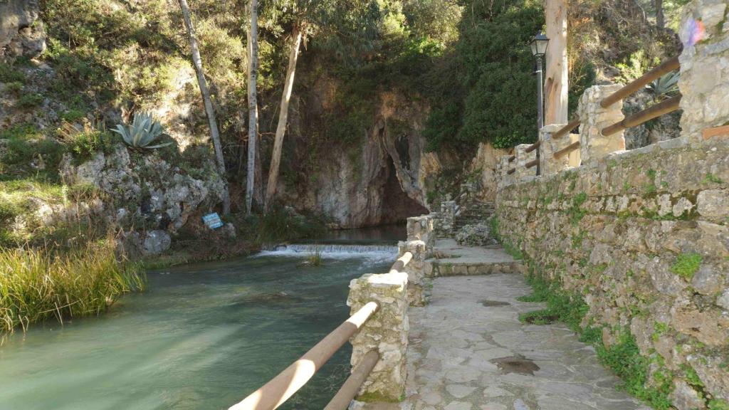 Junto al Nacimiento del Genal hay un área recreativa para acoger a los visitantes.