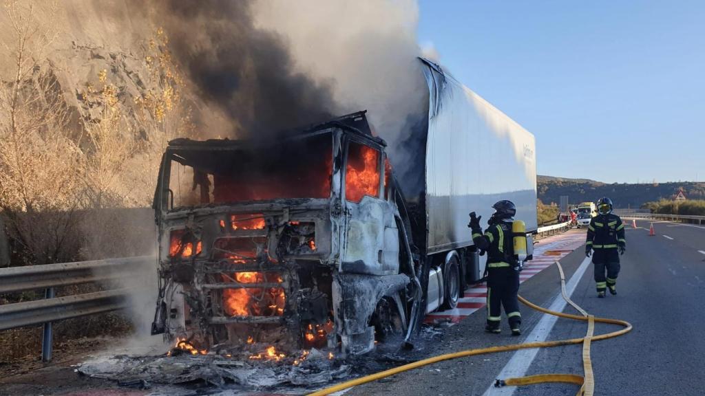 Incendio de un camión en la A-6  que ha provocado el corte de un carril