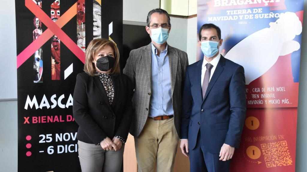 El secretario de la Fundación Rei Afonso Heriques, José Luis González Prada, la concejala de Cultura de Bragança, Fernanda Silva, y el concejal de Turismo de Bragança, Miguel Abrunhosa