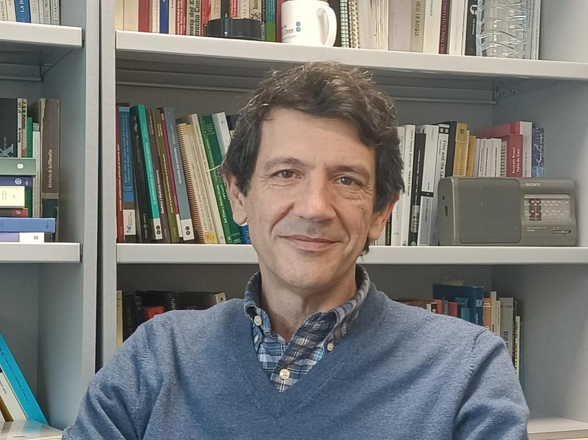 Ricardo García Manrique posa en su despacho