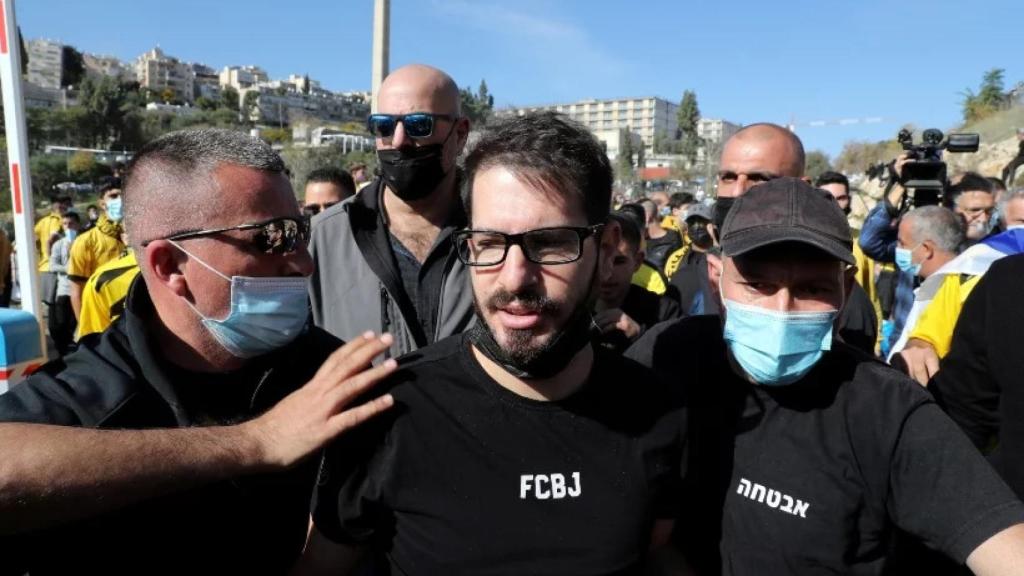 Moshe Hogeg entre aficionados de su club el FC Beitar de Jerusalem