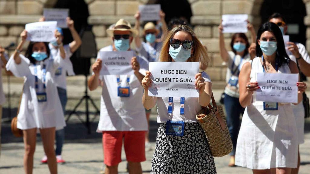 Concentración de guías turísticos en la Plaza del Ayuntamiento de Toledo en 2020