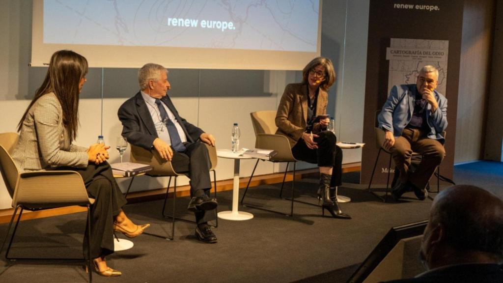 La vicealcaldesa de Madrid Begoña Villacís, el psiquiatra Enrique Baca, Maite Pagazaurtundúa y el presidente de Movimiento contra la Intolerancia, Esteban Ibarra, en la presentación de la Cartografía del odio.