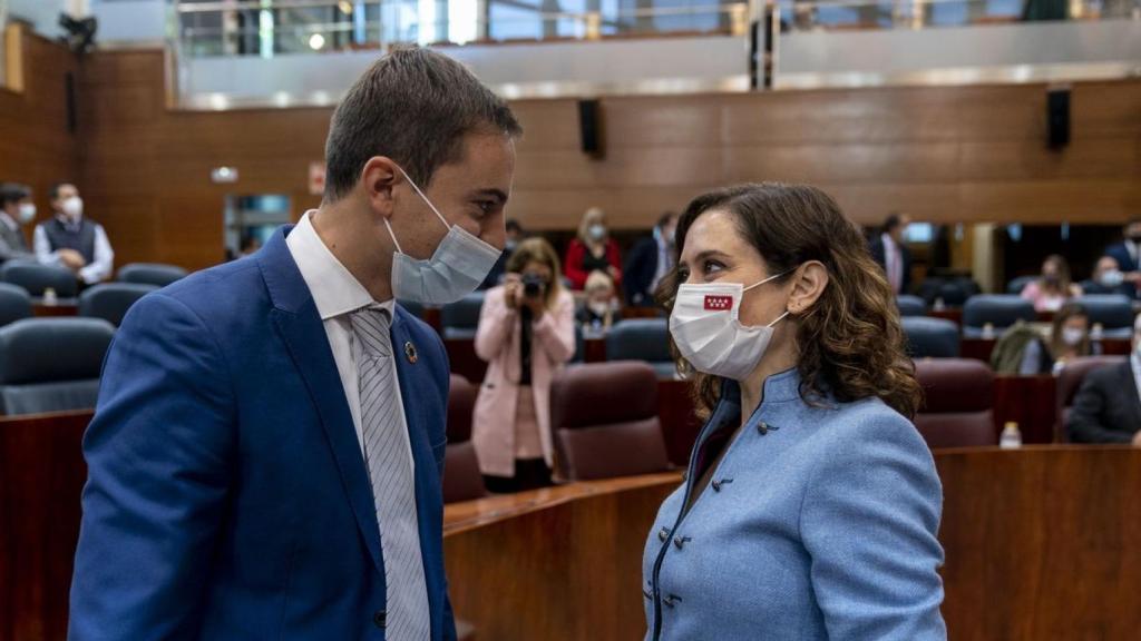 Juan Lobato, portavoz del PSOE en Madrid, y Díaz Ayuso en la Asamblea de Madrid.