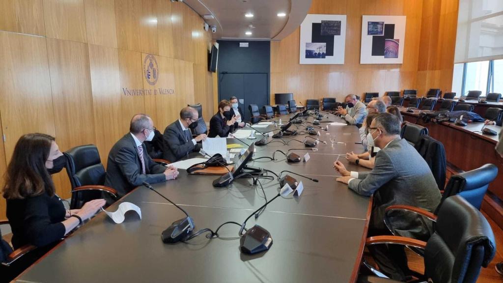 La rectora de la Universitat de València, Maria Vicenta Mestre, y los socios de la empresa Porous Material in Action durante la firma del contrato de licencia de la patente en la que se basa la empresa y el convenio de apoyo y reconocimiento de la spin-off .