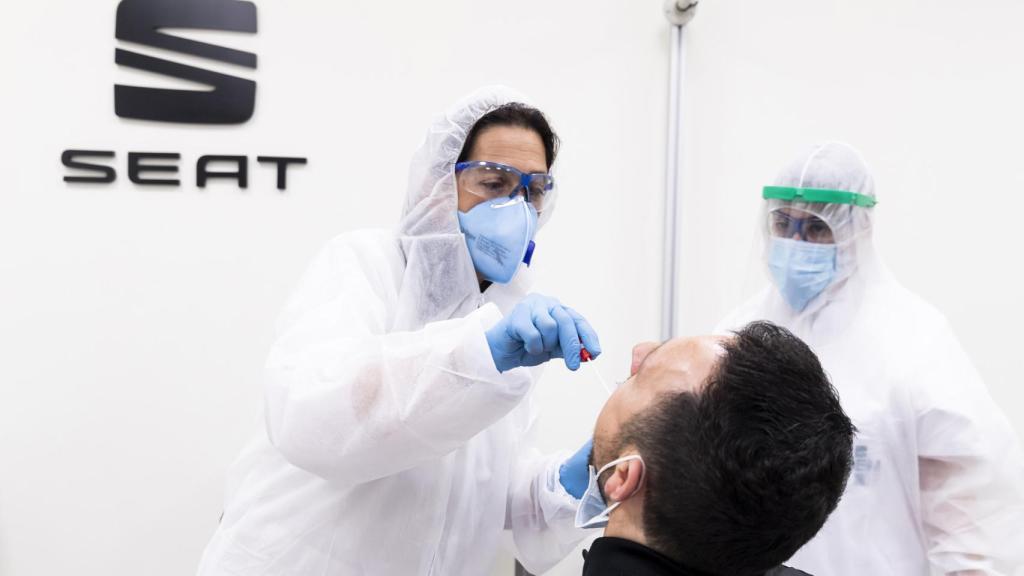 Imagen de empleados de Seat durante las pruebas PCR al inicio de la pandemia.