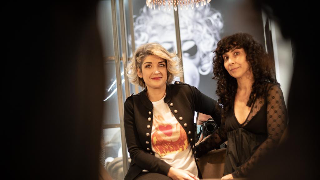 A la izquierda, Paola Casado y, a la derecha, Beatriz de Miguel, dueñas de La Perfecta, la peluquería pionera en especializarse en cabellos rizados.