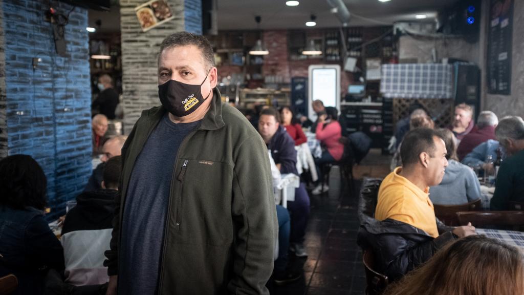 Carlos Moreno, propietario del restaurante El Bocata, en Parla, dentro de su local, que está lleno.