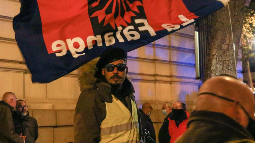 Un miembro de la seguridad del partido Falange durante el 85 aniversario de la muerte de su fundador.