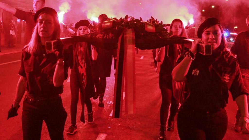 Momento de la marcha hacia el Valle de los Caídos con la corona de laurel en el centro.