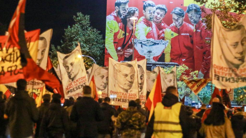 Estandartes fascistas durante la marcha falangista del viernes en Madrid.