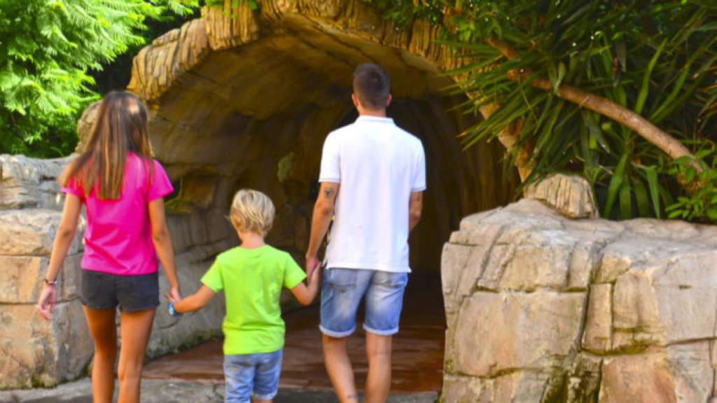 Una familia visita Terra Natura.