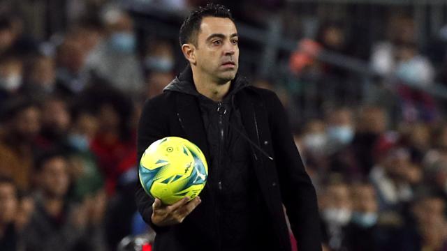 Xavi Hernández con el balón en la mano.