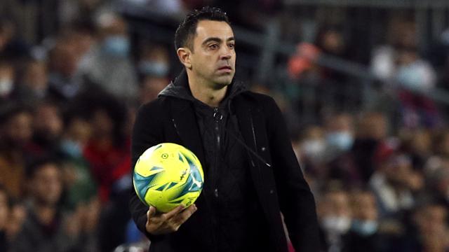 Xavi Hernández con el balón en la mano.