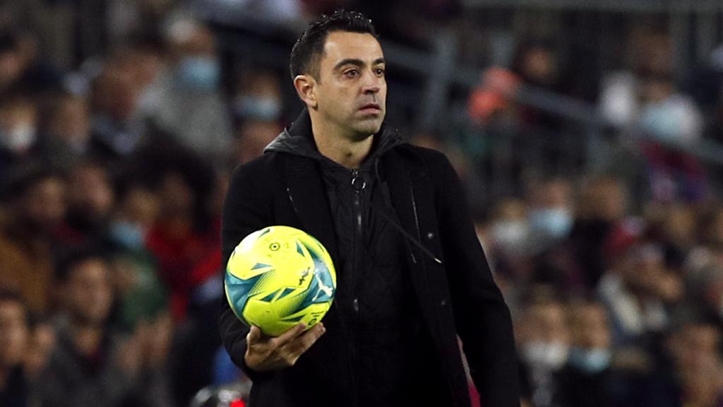 Xavi Hernández con el balón en la mano