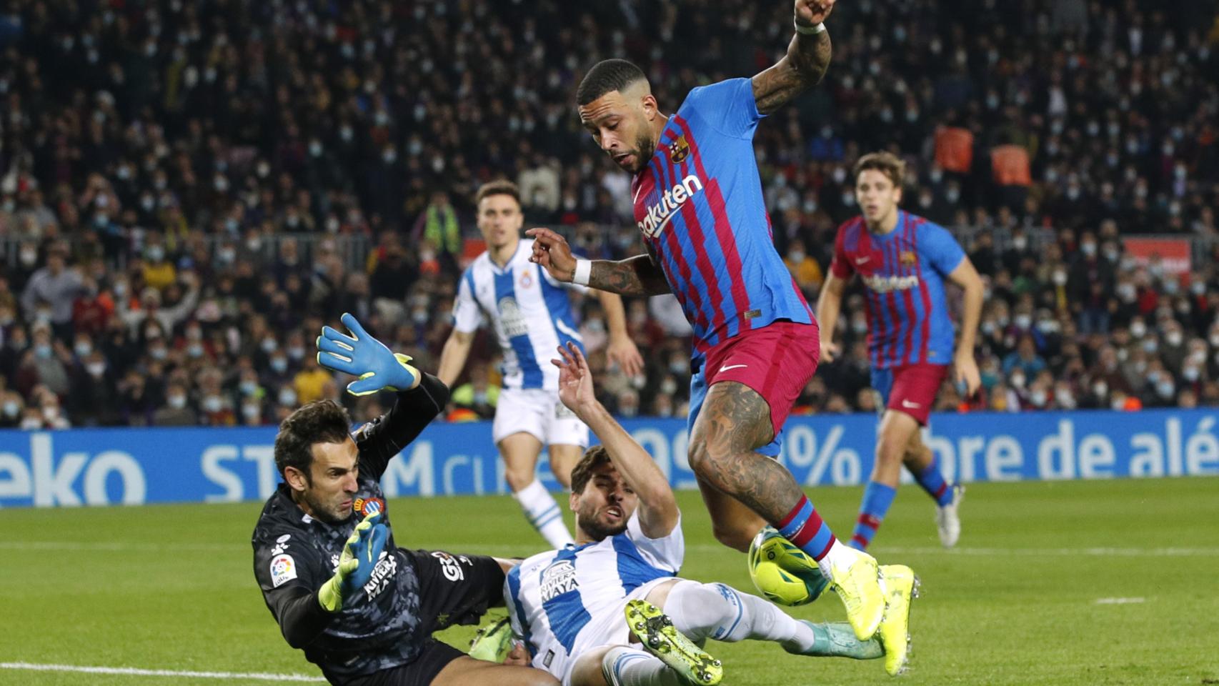 Plano del polémico penalti señalado a Depay