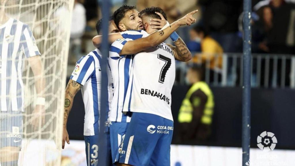Antoñín y Paulino celebran el primer gol del Málaga.