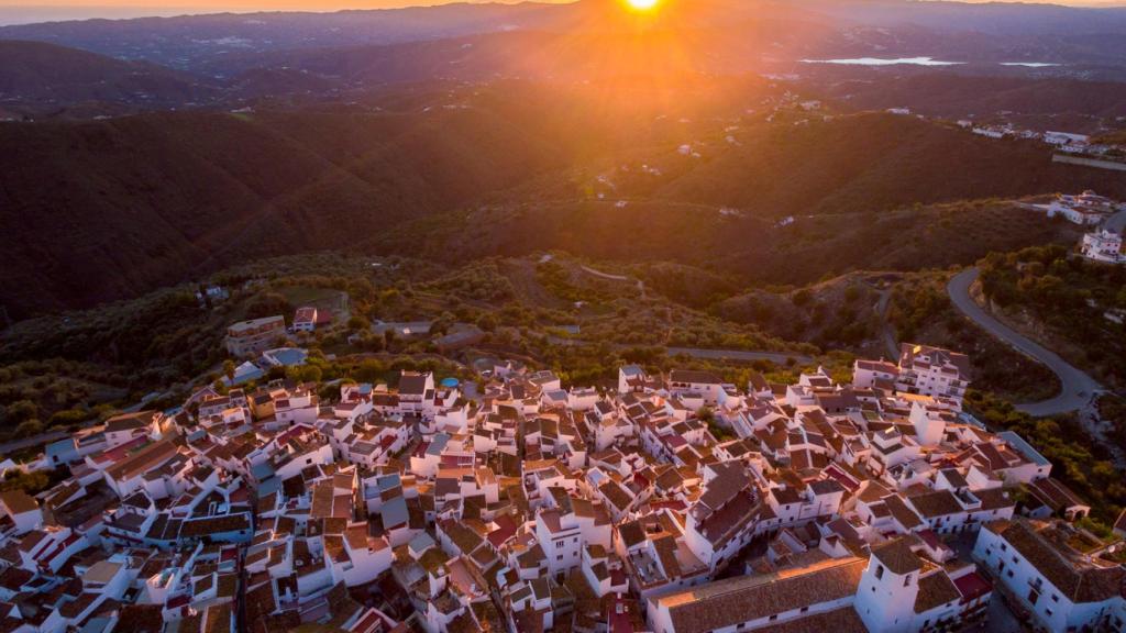 Canillas de Aceituno nos está esperando en un paraje inefable.