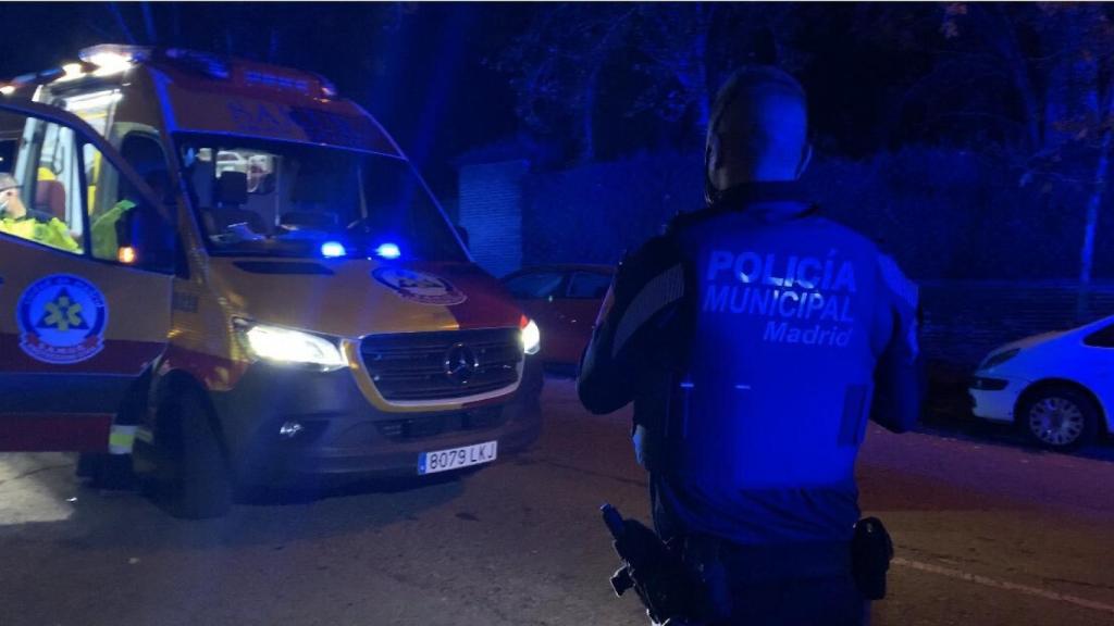 Agentes y una ambulancia en el lugar del atropello en la madrugada del viernes al sábado.