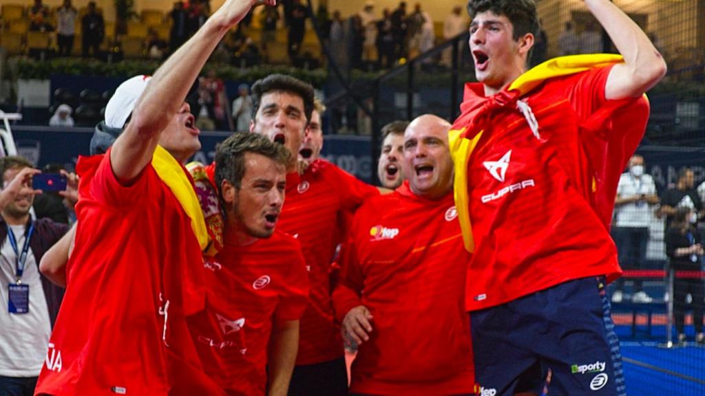 La selección española de pádel celebra el título mundial ganado en Catar