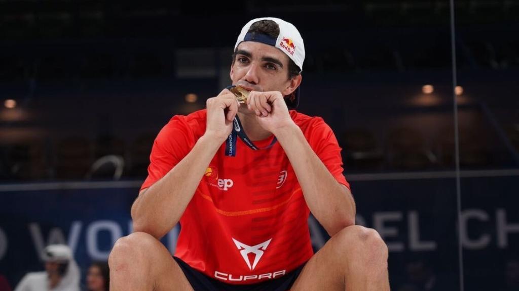 Juan Lebrón con la medalla y el título de campeón del mundo de pádel