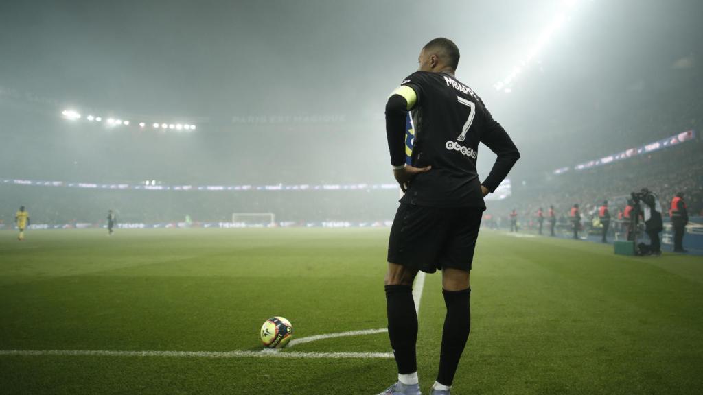 Kylian Mbappé, sacando un córner
