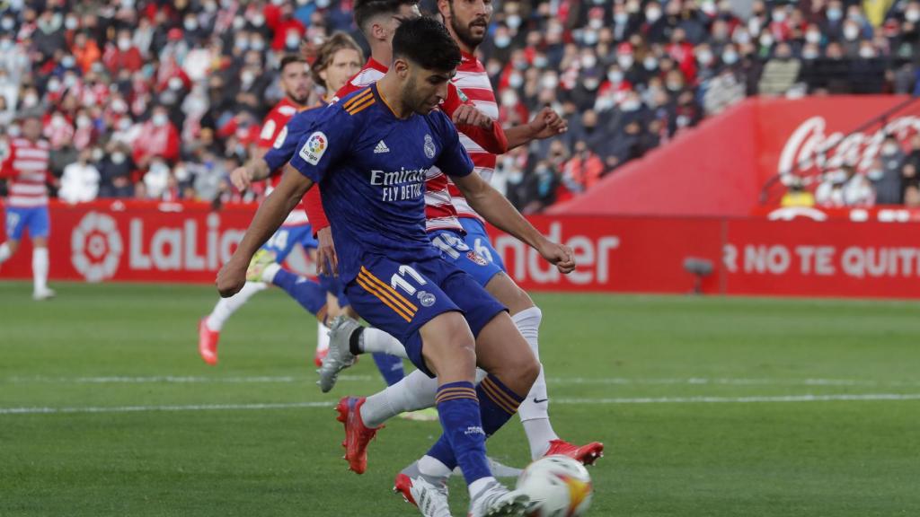 Marco Asensio dispara desde dentro del área y marca gol al Granada