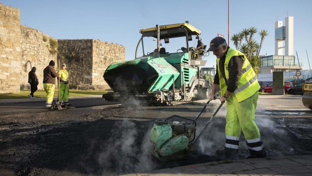Varios operarios asfaltan la vía Ánimas, en A Coruña.
