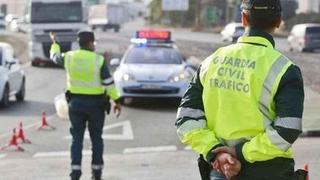 Guardias civiles durante un control de tráfico, en una imagen de archivo.