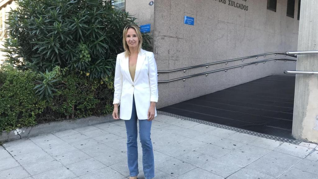 La delegada de la Xunta en Vigo, Marta Fernández-Tapias, ante el edificio de los juzgados.