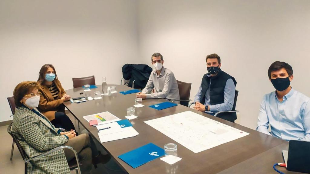 Parte del equipo fundador de Arkadia con Blanca Marín, directora general del Aeropuerto de Castellón, e Ivana Guinot, directora de operaciones del aeropuerto, en una de las primeras reuniones con Arkadia.