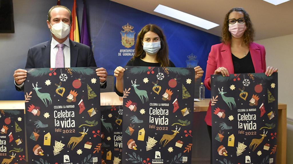 Eva Pérez, en el centro, ha diseñado el cartel del programa de Navidad.