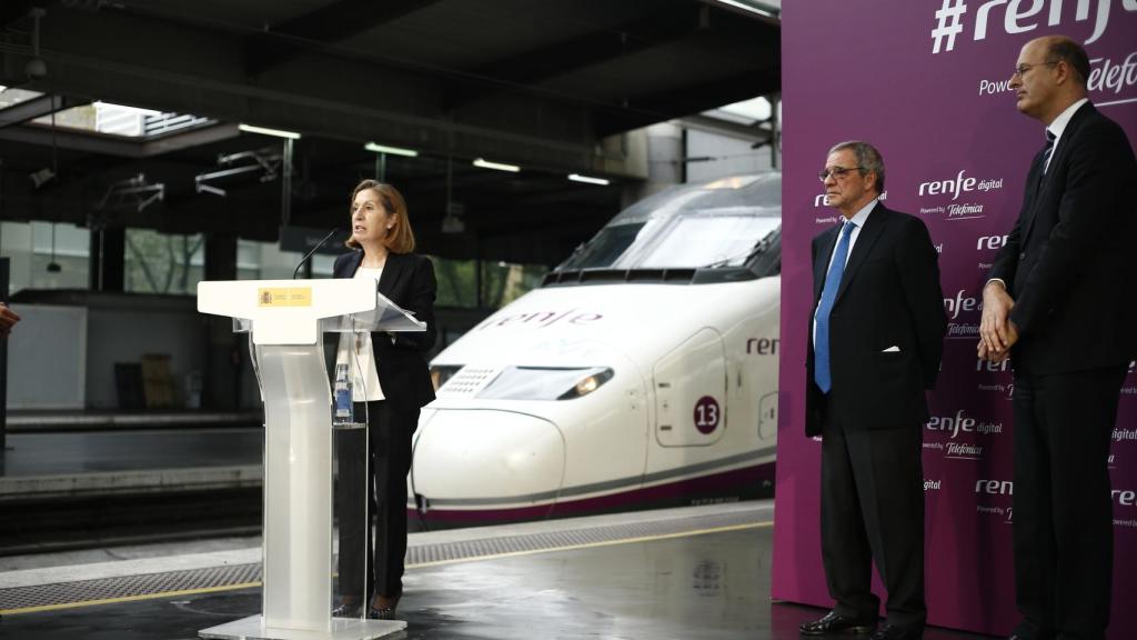 Ana Pastor en 2015 presentando como ministra de Fomento el servicio wifi de los AVE.