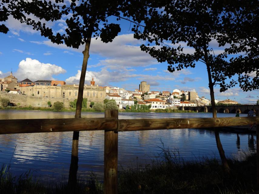 Panorámica de Alba de Tormes, con el río Tormes de por medio
