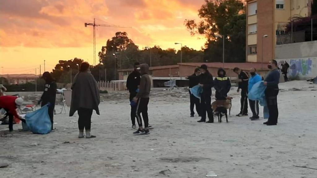 Personas sin hogar en una imagen cedida por Cometas y Sonrisas.