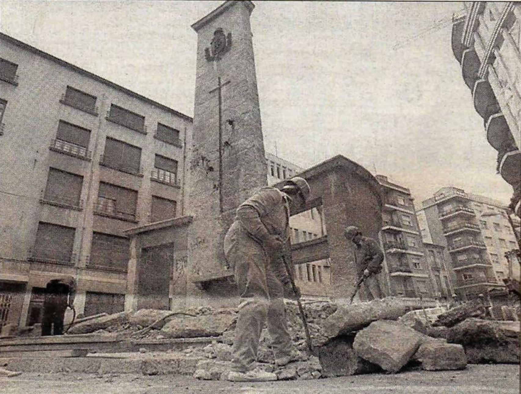 Primeros trabajos de demolición del monumento, en noviembre de 1994.