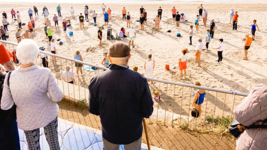 Ancianos haciendo gimnasia en una de las playas de Benidorm, en imagen de archivo.