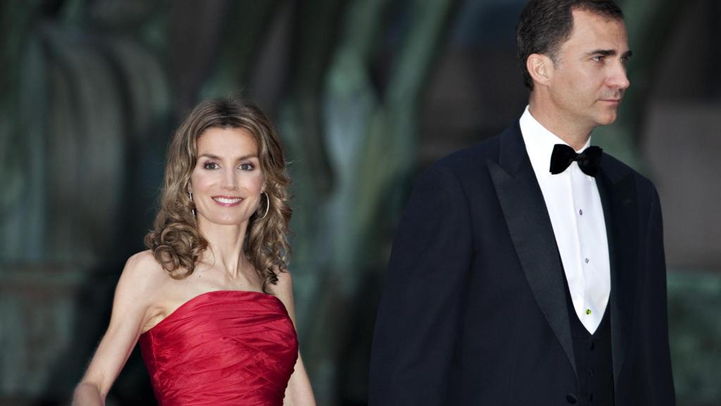 Letizia deslumbró con un vestido de Valera la noche antes del enlace.