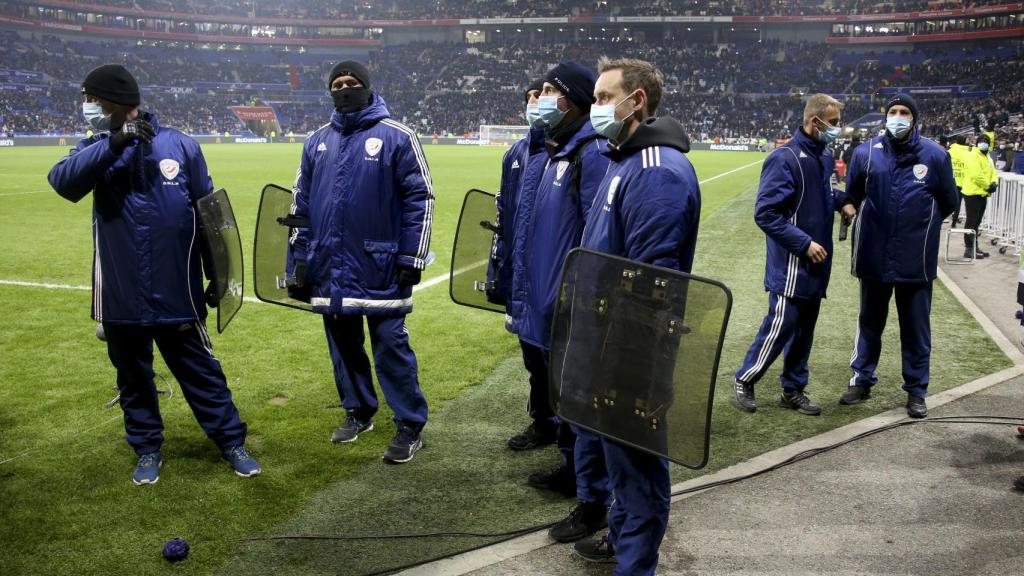Las fuerzas de seguridad entrando en el Groupama Stadium