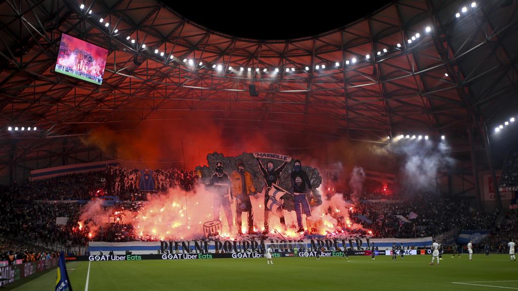 Bengalas en la grada durante un partido del Olympique de Marsella