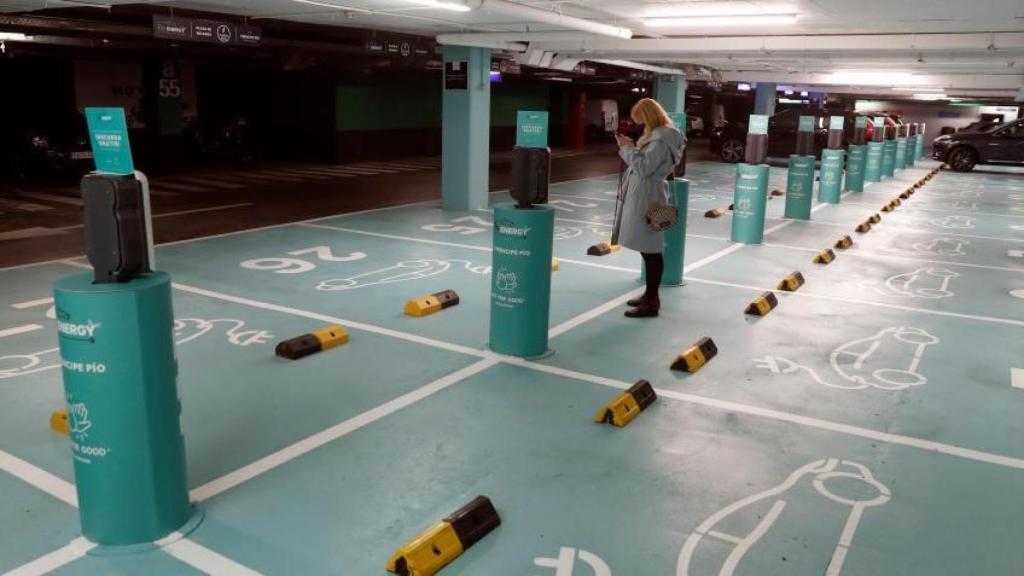 Imagen de un punto de carga de coches eléctricos.