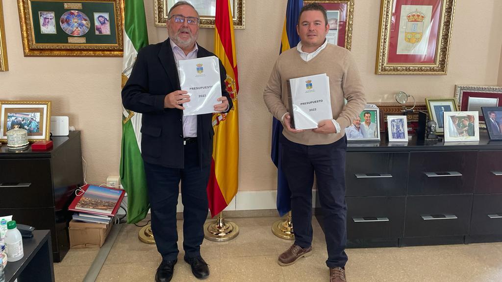 El alcalde de Alhaurín de la Torre y su concejal de Hacienda.