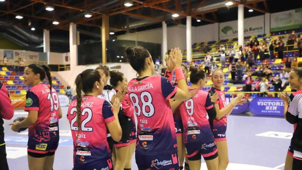 El Costa del Sol Málaga celebra ante su afición una nueva victoria.