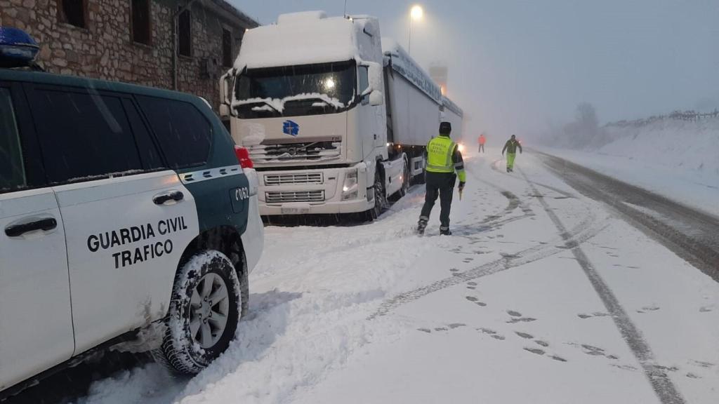En carreteras nevadas es importante dejar carriles libres para los servicios de emergencia.